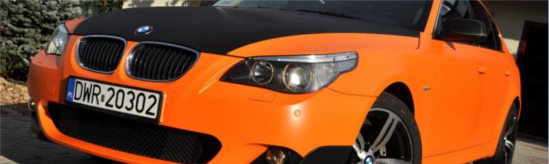 oklejanie samochodu BMW 5 pomaraczowy mat, oklejanie carbonem, folia carbonowa, zmiana koloru