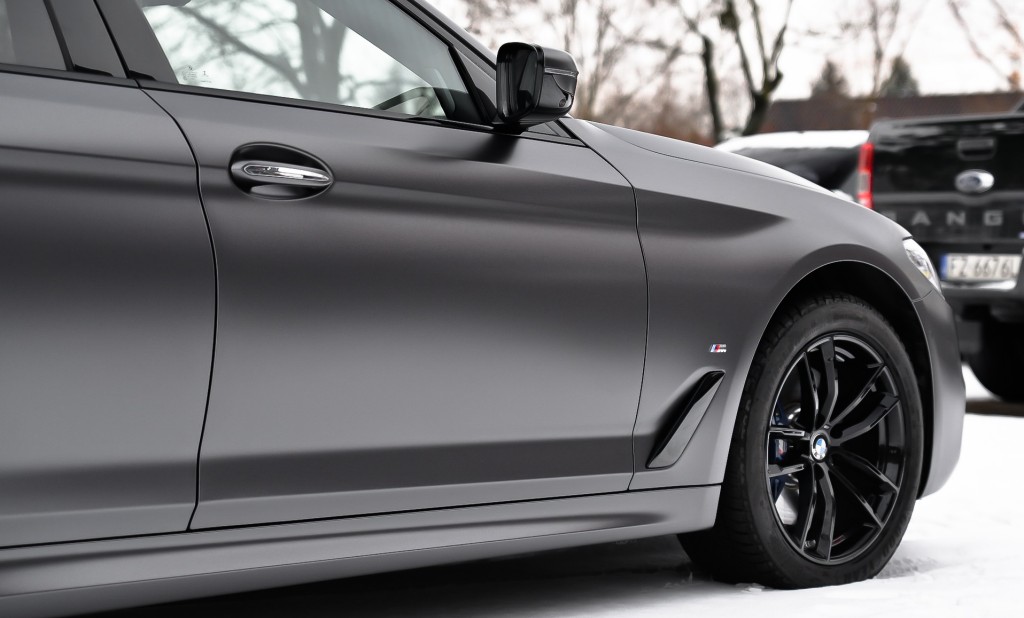 BMW 5 oklejony folią Satin Dark Grey z palety firmy 3M - najmodniejsze kolory aut w tym sezonie
