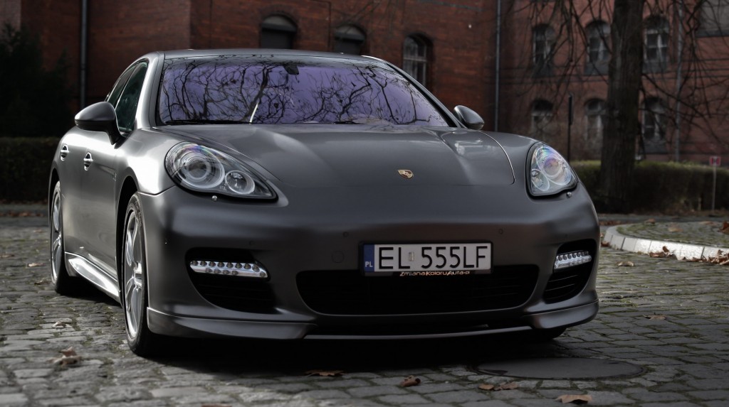 Porsche Panamera oklejone folią Satin Dark Grey z palety firmy 3M - najmodniejszy kolor auta w tym sezonie - szara satyna - szary mat
