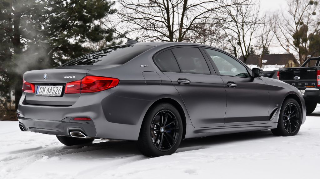 BMW 5 folia w kolorze Satin Dark Grey z palety firmy 3M - najmodniejszy kolor auta w tym sezonie - szara satyna - szary mat