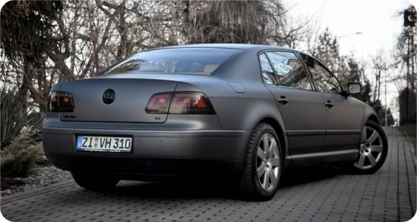 Zmiana koloru samochodu VW PHEATON w kolorze Matte Dark Grey 1080-M261 z palety 3M