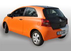 Oklejanie samochodów Toyota Yaris, biała perła variochrome + skóra aligatora + pomarańczowy mat