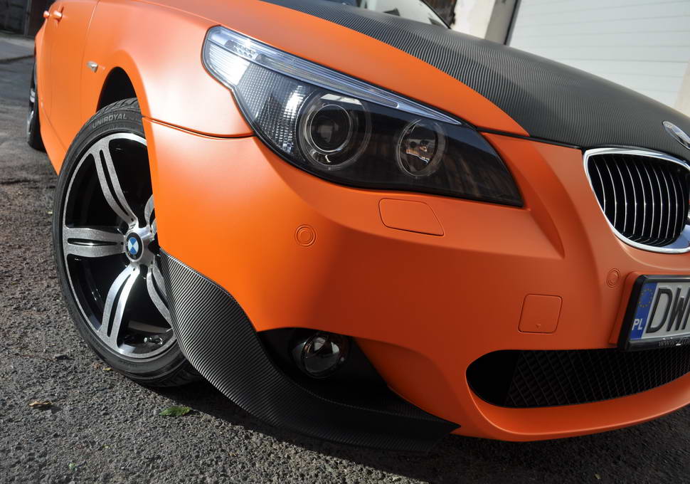 BMW 5 w wyjątkowej stylizacji - połączenie pomarańczowego matu z folią carbonową 3M
