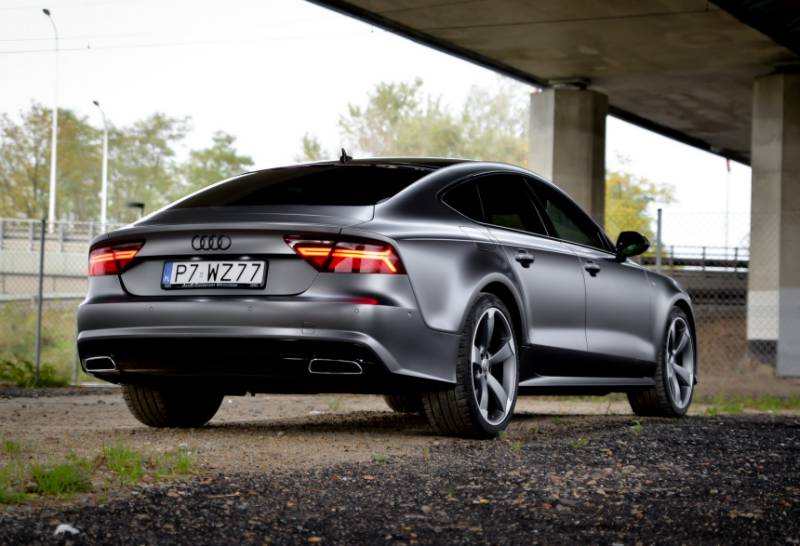 Audi A7 oklejone folią Satin Dark Grey 3M seria 1080 - zmiana koloru auta - szkolenia z oklejania samochodów folią